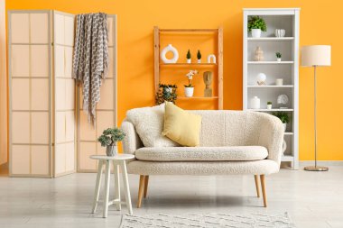 Oturma odasında yastıkları olan rahat bir kanepe.