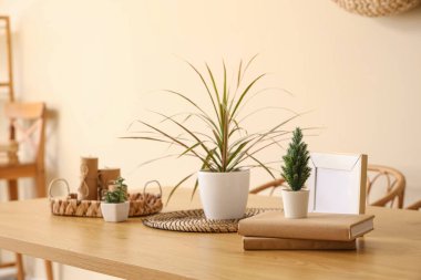 Kitaplı bitkiler ve yemek masasında çerçeve.