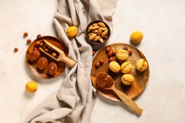 Lezzetli ceviz şekilli kurabiyeler haşlanmış süt ve beyaz grunge masasında fındık.