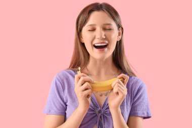 Pembe arka planda muzlu mutlu kadın