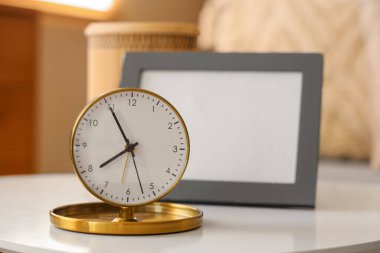 Odadaki sehpadaki altın çalar saat. Yakın çekim.