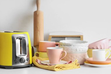 Ekmek kızartma makinesi, merdane ve tabaklar beyaz arka planda. Yakın çekim.