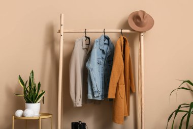 Koridorun iç kısımlarında sonbahar kıyafetleriyle doldur.