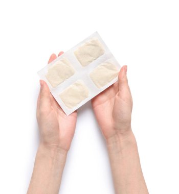 Beyaz arka planda hardal sıva tutan kadın.