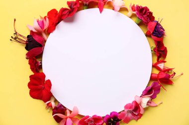 Sarı arka planda farklı güzel, yenilebilir çiçekleri olan boş bir kart.