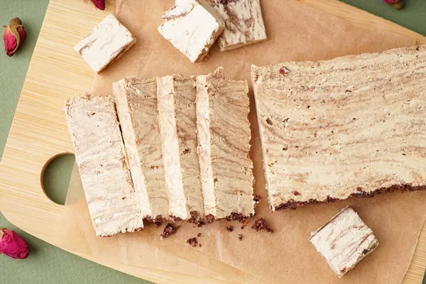 Tahta tahtada yeşil arka planda lezzetli mermer halkalar var.