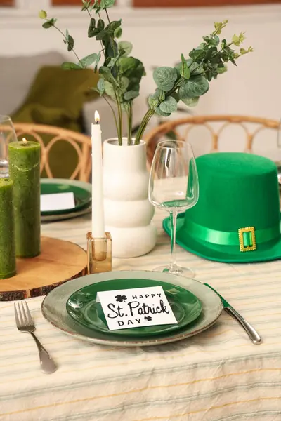 Leprikon şapkası, mum yakma ve Aziz Patrick Günü için tebrik kartı ile servis edilen şenlik masası.