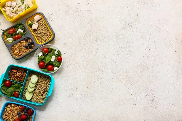 Beslenme çantalarında hafif arka planda sağlıklı ürünler. Diyet kavramı