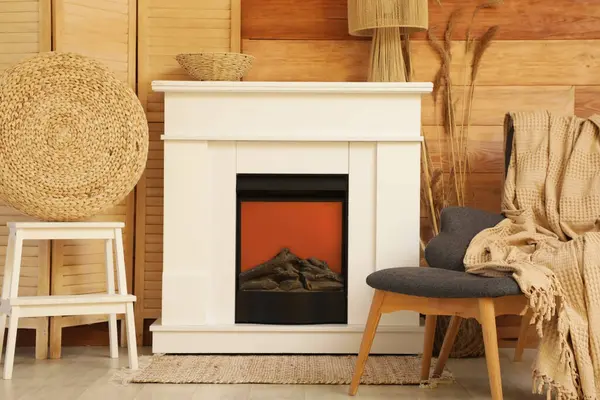 Şömineli, koltuklu ve katlanır perdeli bir oturma odası.