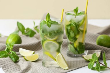 Taze mojito kokteyli, limonlu ve nane şekerli.
