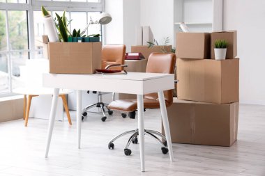 Taşındığı gün ofisinde karton kutular olan işyeri