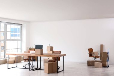 Taşınma gününde koltukları ve karton kutuları olan işyeri