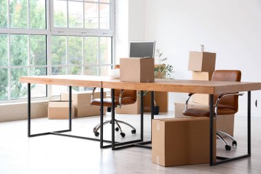 Taşınma gününde koltukları ve karton kutuları olan işyeri