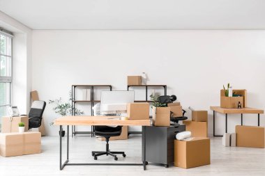 Taşınma gününde işyeri, raf üniteleri ve karton kutular ile ofis içi