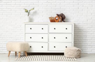 Klozette şık şapkalı ve puflu bir oda.