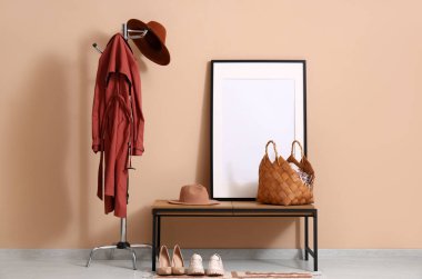 Koridorun içinde şık şapkalar, bank ve askılar var.