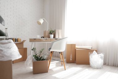 Taşındığı gün ofisinde karton kutular olan işyeri