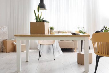 Taşınma gününde kutulu ve çiçekli masa