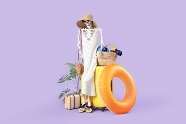 Plaj aksesuarları ve eflatun kaplamalı çantaları olan insan iskeleti. Yaz tatili kavramı