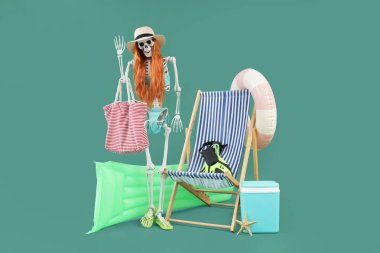 Yeşil arka planda peruklu ve plaj aksesuarlı insan iskeleti. Yaz tatili kavramı