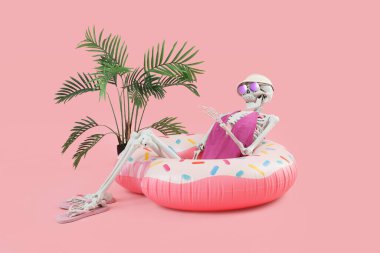 Yüzme yüzüğü ve pembe arka planda palmiye ağacı olan insan iskeleti. Yaz tatili kavramı
