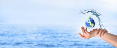 Beyaz arka planda su sıçrayan kadın elleri