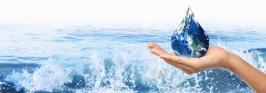 Beyaz arka planda Dünya 'nın modelini taşıyan kadın eli