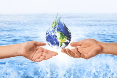 Erkek ve dişi eller birbirine beyaz zemin üzerine uzanarak