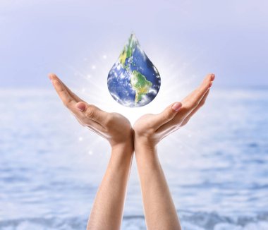 Beyaz arka planda bir şey tutan kadın.