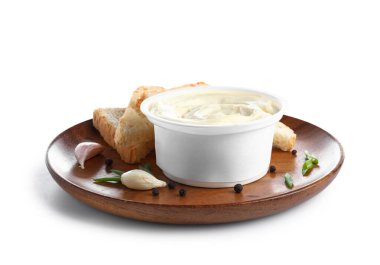 Beyaz arka planda izole edilmiş işlenmiş peynir ve tost tabağı