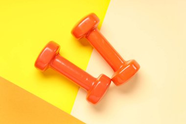 Renkli arkaplanda turuncu halterler