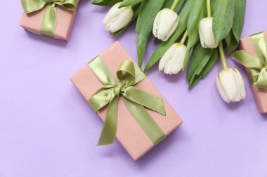 Leylak arka planında hediye kutuları ve güzel beyaz laleler. Uluslararası Kadınlar Günü