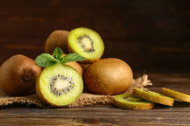 Bir sürü taze kivi ve ahşap zemin üzerinde nane.