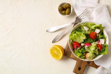Sağlıklı salata, malzemeler ve çatallar hafif arka planda olsun.