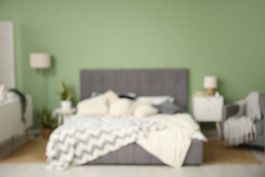 Şık yatak odası, yatak odası, komodin, koltuk, bulanık görüş.