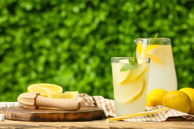 Dışarıdaki ahşap masada naneli taze limonata.