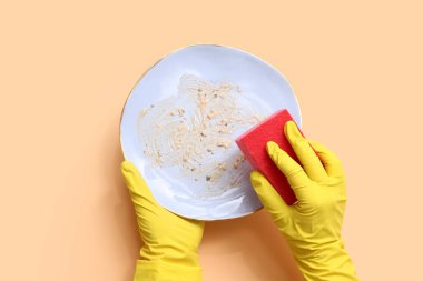 El yıkama bej arka planda bulaşık yıkama