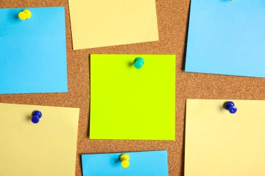 Mantar tahtadaki boş yapışkan notlar arkaplan olarak, kapat