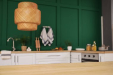 Mutfakta ahşap yemek masası, yakın plan.