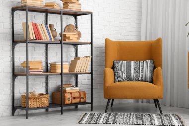 Koltuk ve kitaplık oturma odasının içinde.