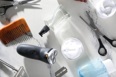 Hafif arkaplanda tıraş aksesuarları