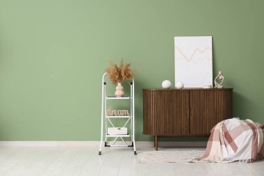 Merdiven, klozet ve pouf ile odanın içi