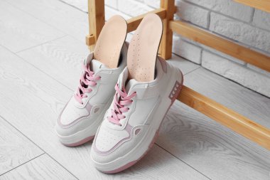 Koridorda ortopedik tabanlı ayakkabılar, yakın plan.