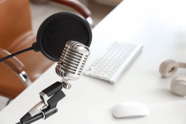 Profesyonel mikrofonla kayıt stüdyosunda durun.