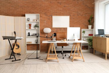 Çalışma yeri, kanepe ve müzik aletleriyle kayıt stüdyosunun içi