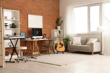 Çalışma yeri, kanepe ve müzik aletleriyle kayıt stüdyosunun içi