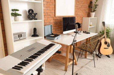 Çalışma yeri ve müzik aletleriyle kayıt stüdyosunun içi