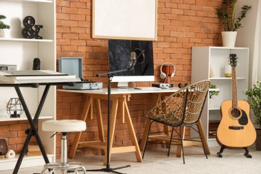 Çalışma yeri ve müzik aletleriyle kayıt stüdyosunun içi