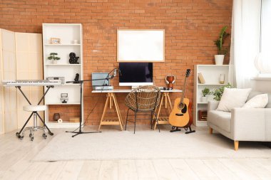 Çalışma yeri, kanepe ve müzik aletleriyle kayıt stüdyosunun içi