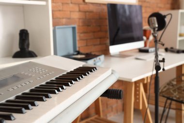 Kayıt stüdyosunda modern sentezleyici, yakın plan